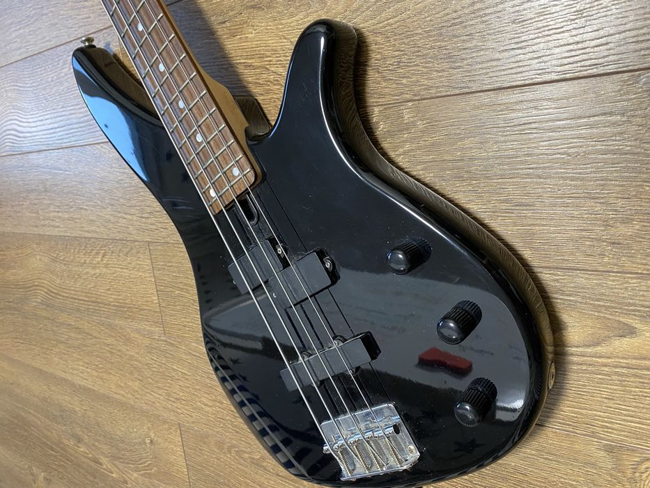 Бас-гітара Yamaha