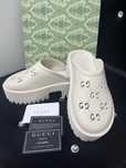 Chodaki lekkie bezowe crocsy Gucci r.36
