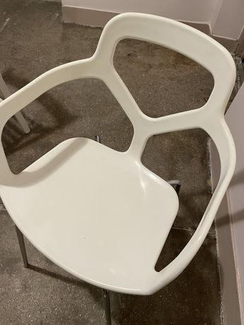 Krzesła białe z metalowymi nogami