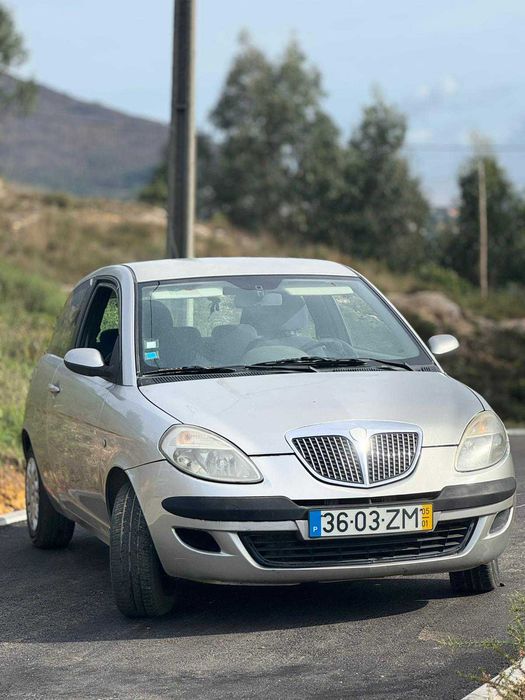 Carro Económico Lancia Ypsilon 1.2 - Gasolina