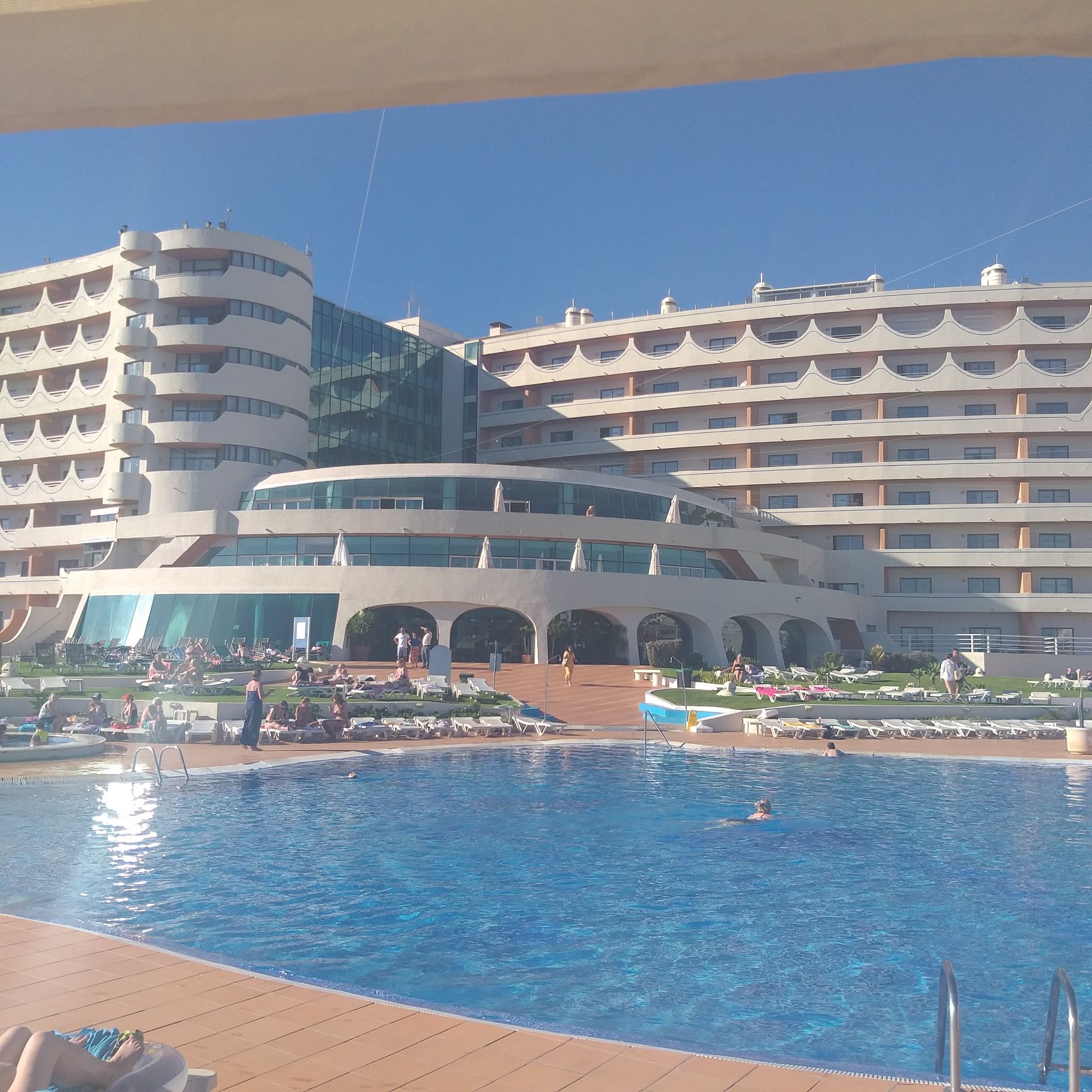 T0 com piscina e zonas relvadas