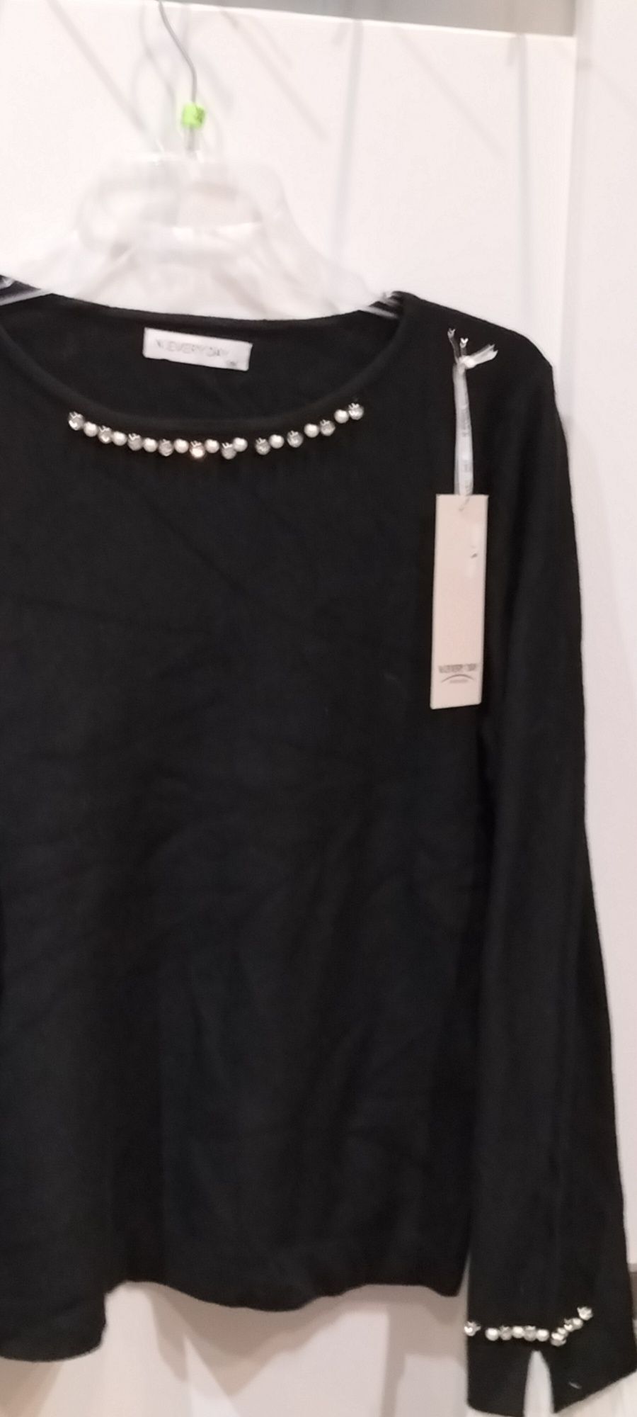 Czarna bluzka zdobiona cyrkoniami i z wstawkami białymi przy rękawach