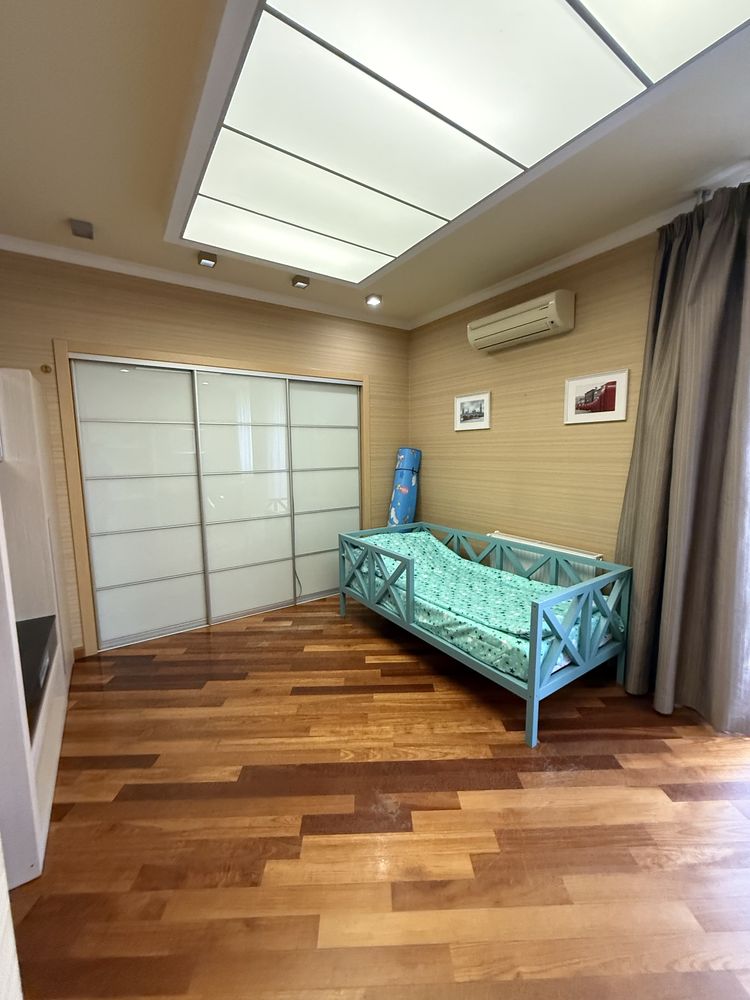 Продам 3х комн.квартиру 117м2,ул.О.Яроша 22,Метро Ботанический Сад