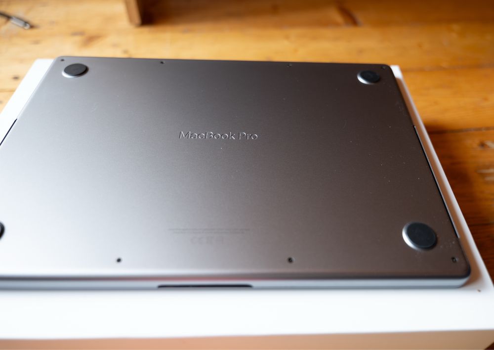 MacBook Pro 14” (A2442)  M1 Pro, 16 GB RAM SSD 512 GB-pęknieta matrca