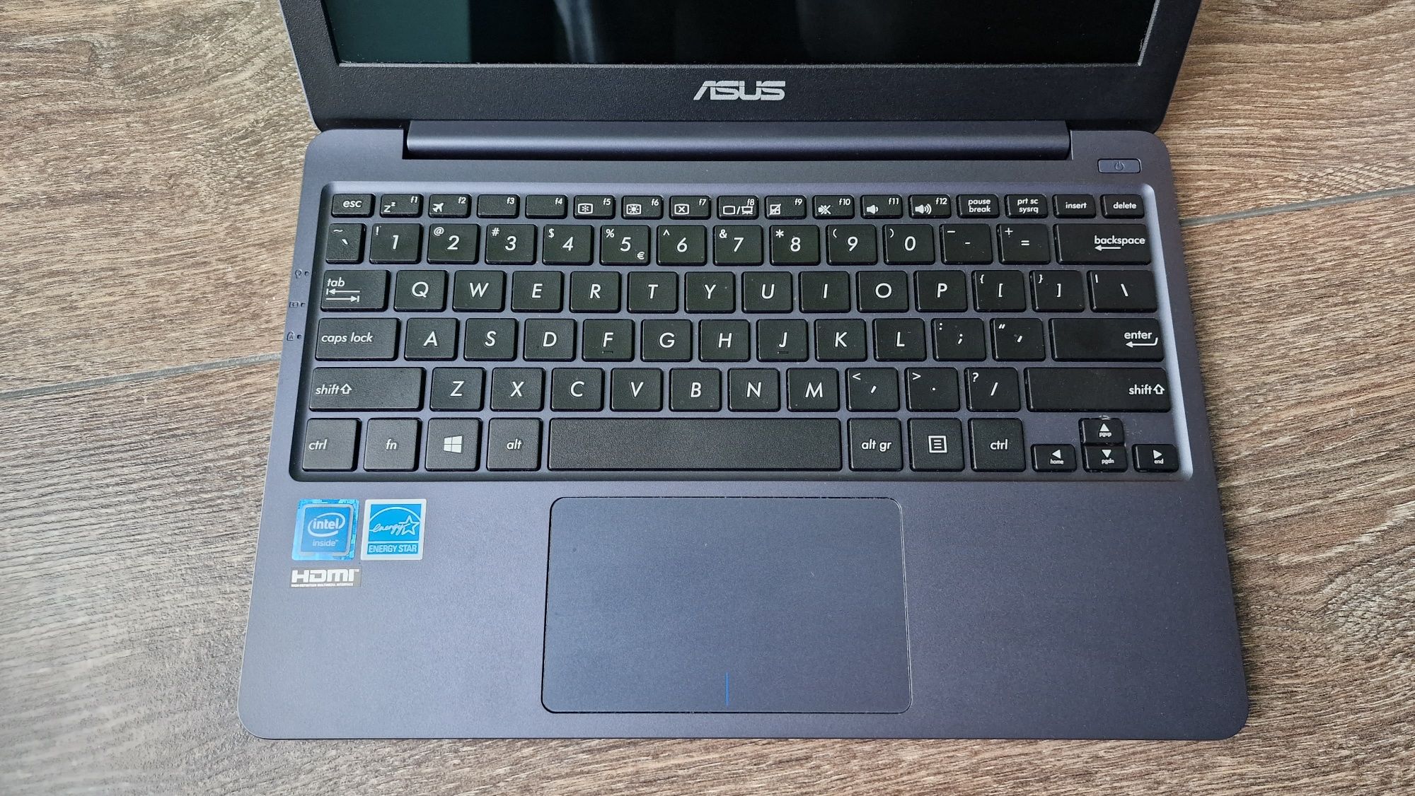 Laptop ASUS VivoBook E203M komplet, stan bardzo dobry