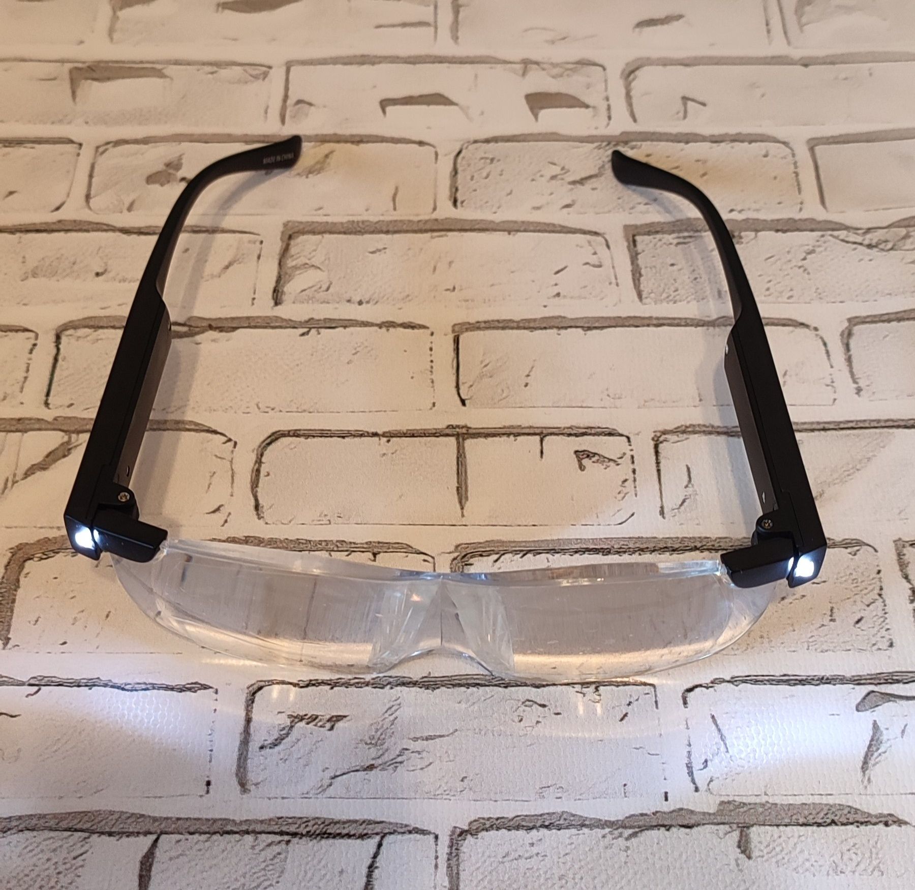 Збільшувальні акамуляторні окуляри SKYWAY з 160% світлодіодним підсвіч