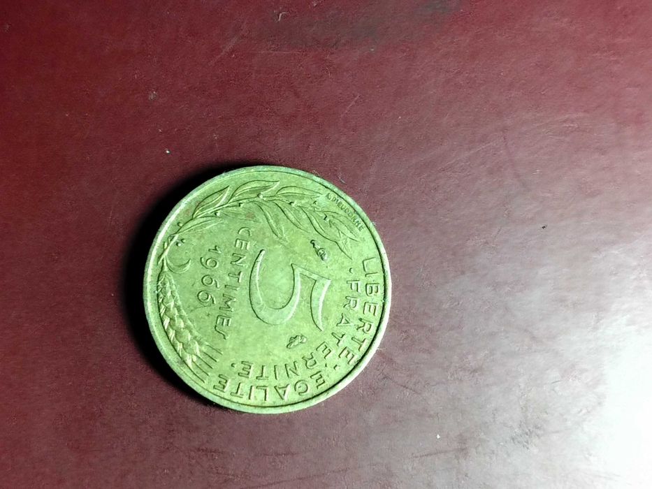 5 cêntimos França 1966. Moeda rara entre outras moedas