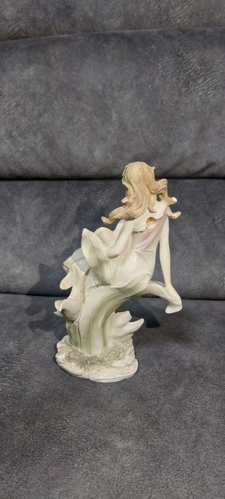 Estátua de fada com flores