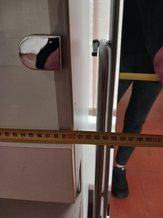 Скляна вітрина 3000 грн