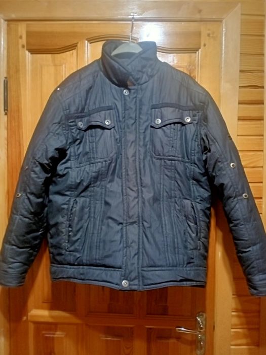 Куртка чорна , осінньо-зимова,  непромокаюча.