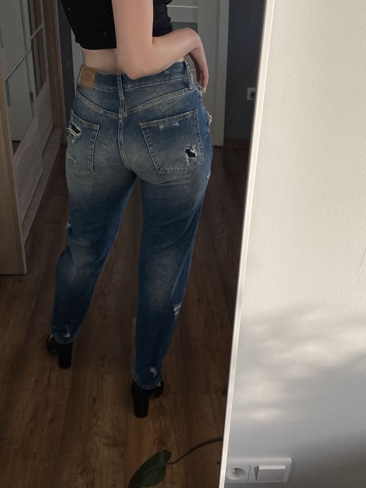 Mom jeans Bershka S spodnie jeansy z przetarciami denim z dziurami