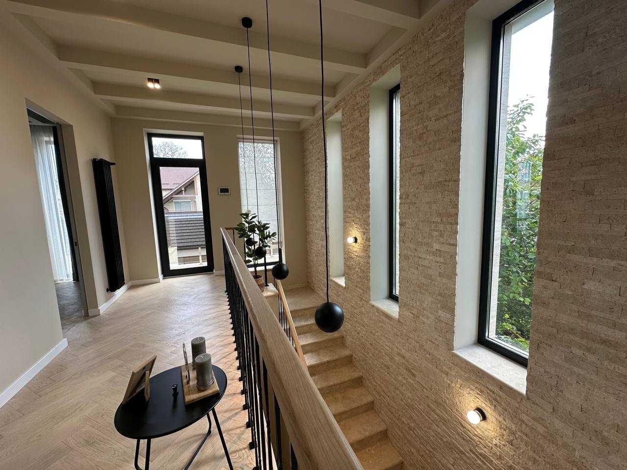 В продаже новый современный дом с бассейном в районе 12ст. Б. Фонтана.