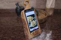 Stylowy kuchenny stojak na telefon - deska do krojenia