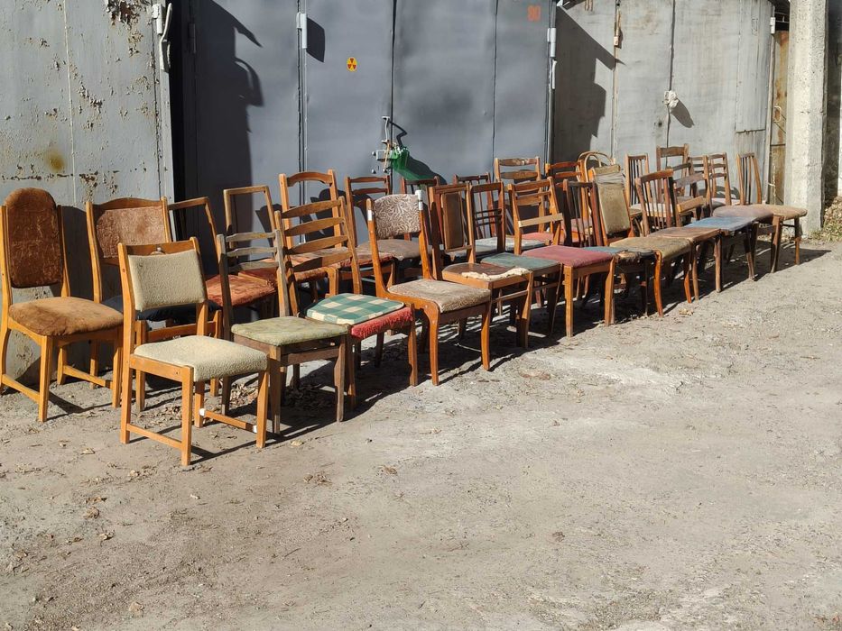 Старые деревянные стулья для дачи, сада, гаража, подсобки