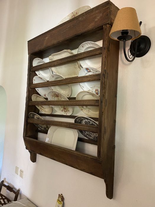 Escaparate antigo sem pratos