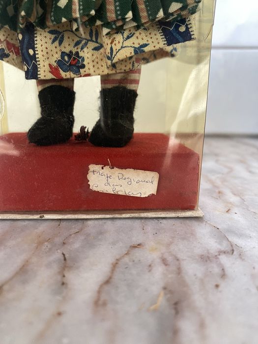 Boneca antiga com traje das Caldas