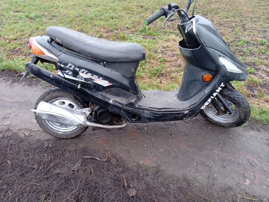 Продам скутер дефіант на ходу 80 кб чуть покрашен мотор новий