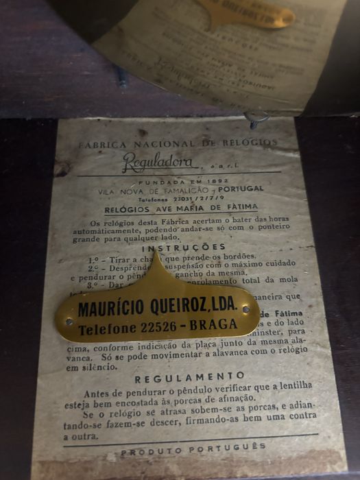 Relógio de parede antigo da Fábrica Nacional de Relógios Reguladora