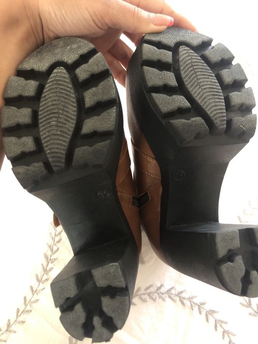 Bota compensada camel