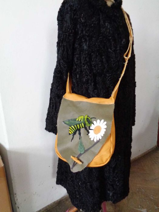 Artystyczna skórzana torebka z pszczołą. Handmade