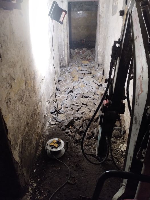 Minikoparka z młotem hydraulicznym – wykopy, rozbiórki, niwelacje.