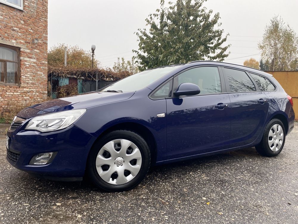 Opel Astra J. 1,7 cdti . 2011 год.