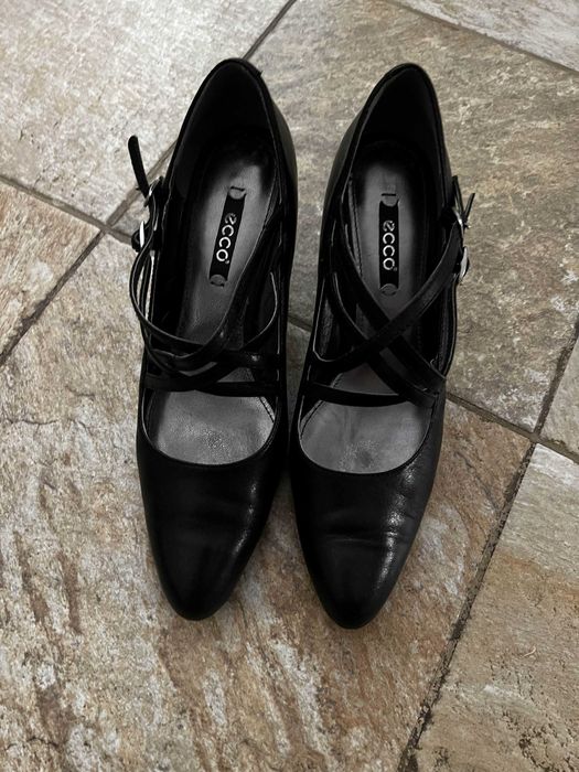Czarne obcasy zapinane