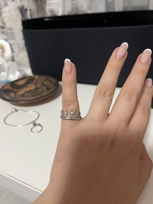 Срібне колечко , вставки цирконій, одного камінчика не вистачає.