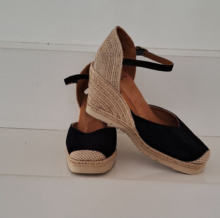 Sandálias de cunha com fivela pretas