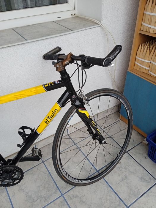 rower szosowy z prostą kierownicą trekking btwinn Shimano deore