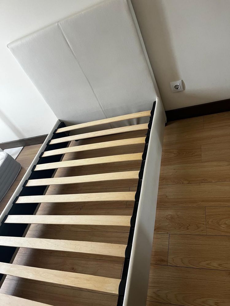 Cama de solteiro com colchão e estrado