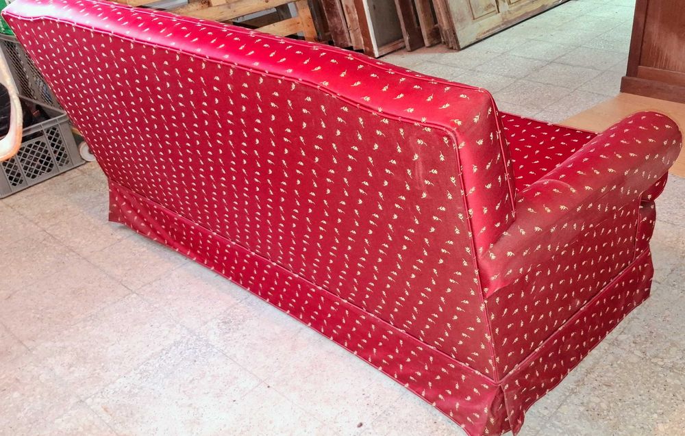 Sofá Clássico em Tecido Cor Cerise – Conforto e Elegância