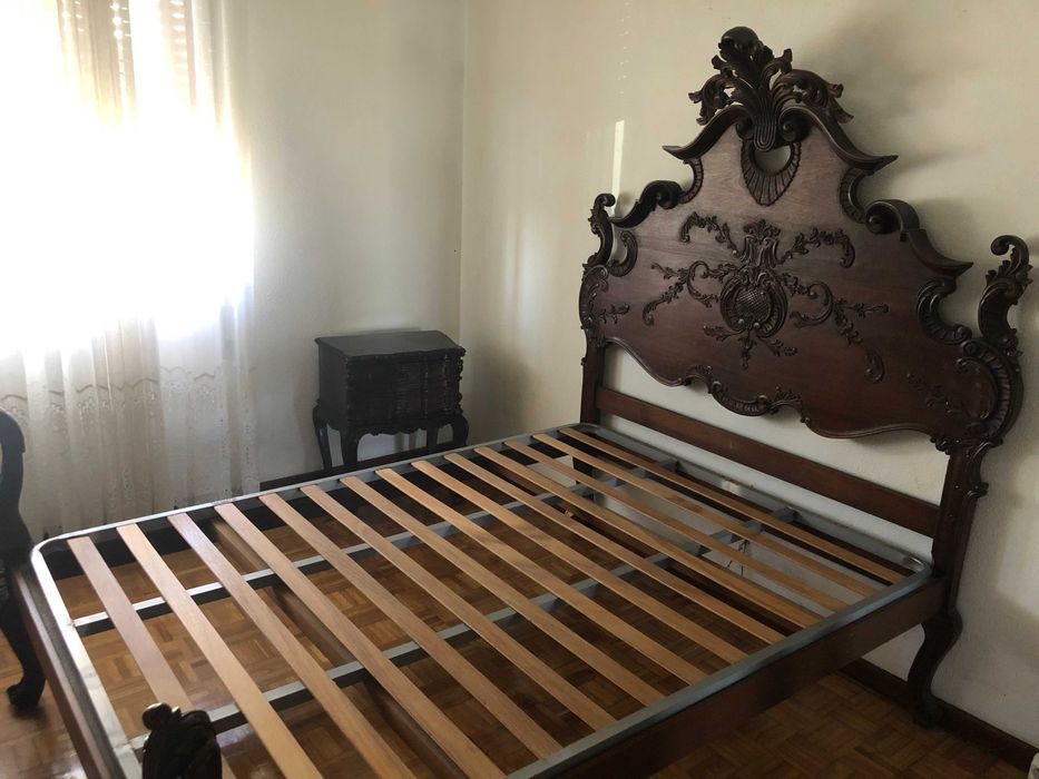 Cama de estilo clássico em madeira maciça. COMO NOVA!