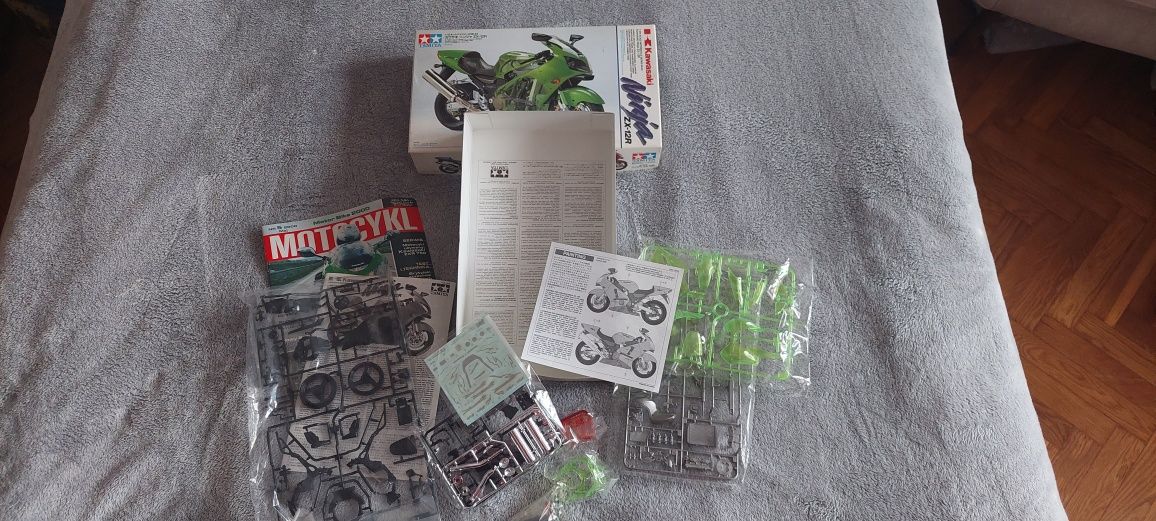 Kawasaki ZX-12R Ninja model 1/12 TAMIYA 14084