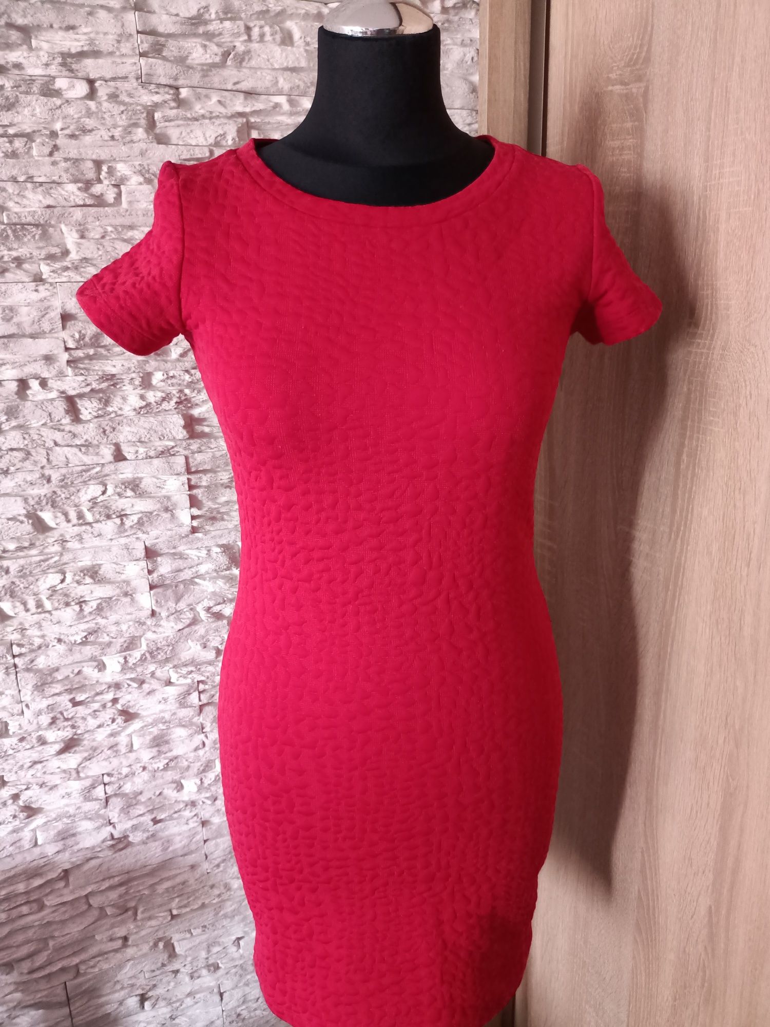 Czerwona dopasowana krótka sukienka Reserved