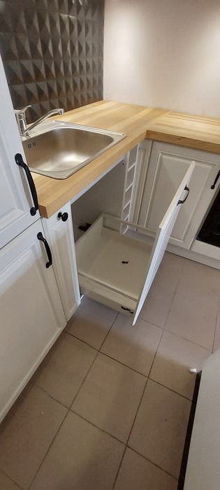 Meble kuchenne  z ekspozycji z   frontami lakierowanymi .