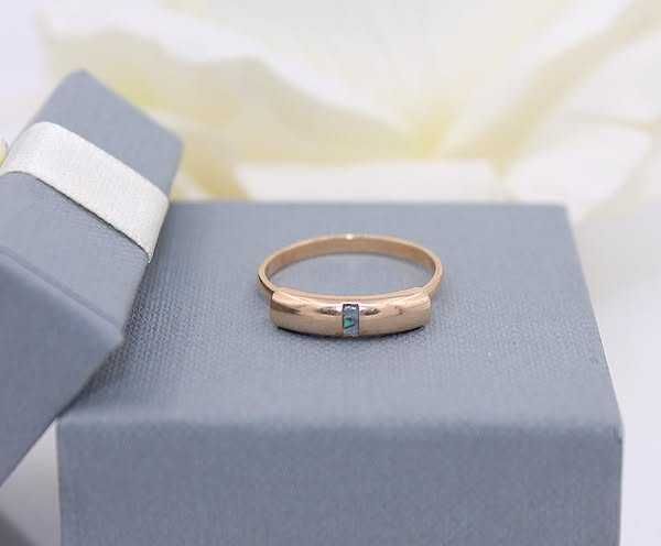 Złoty pierścionek p.585/2,32g z opalizującym kamieniem