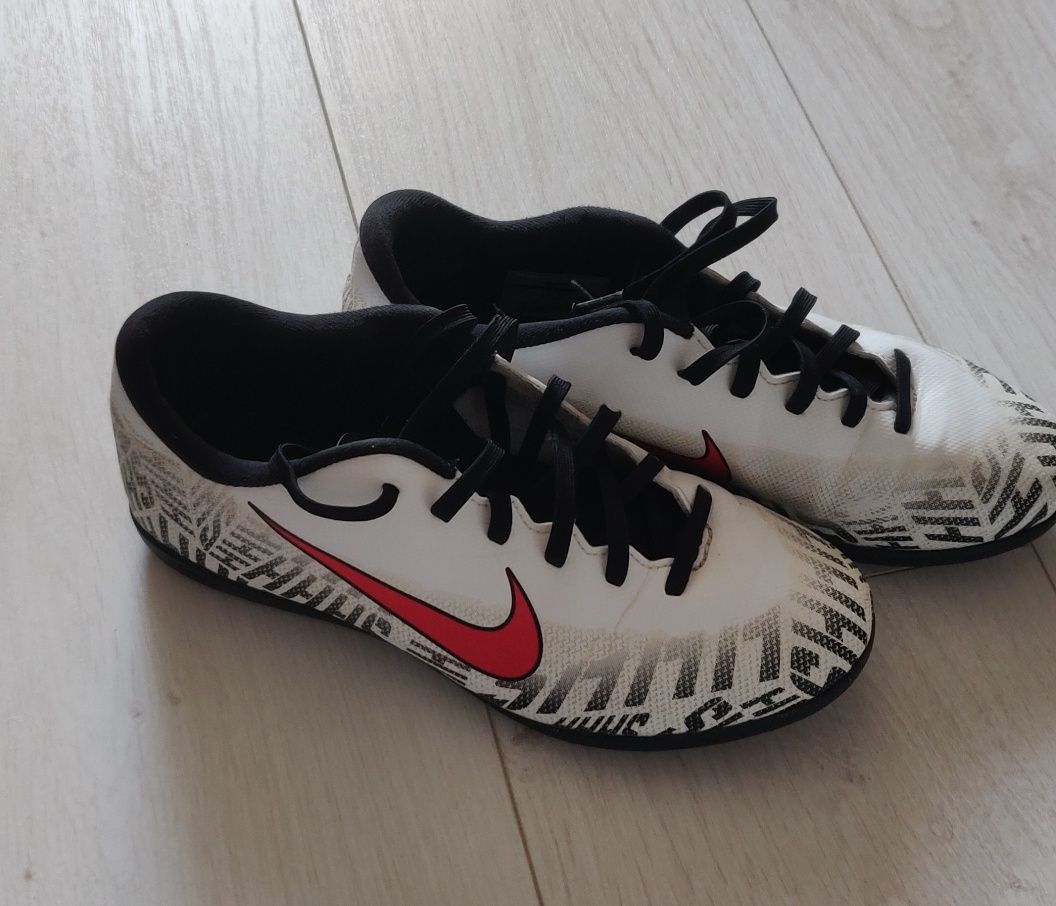 Buty piłkarskie Nike 37,5