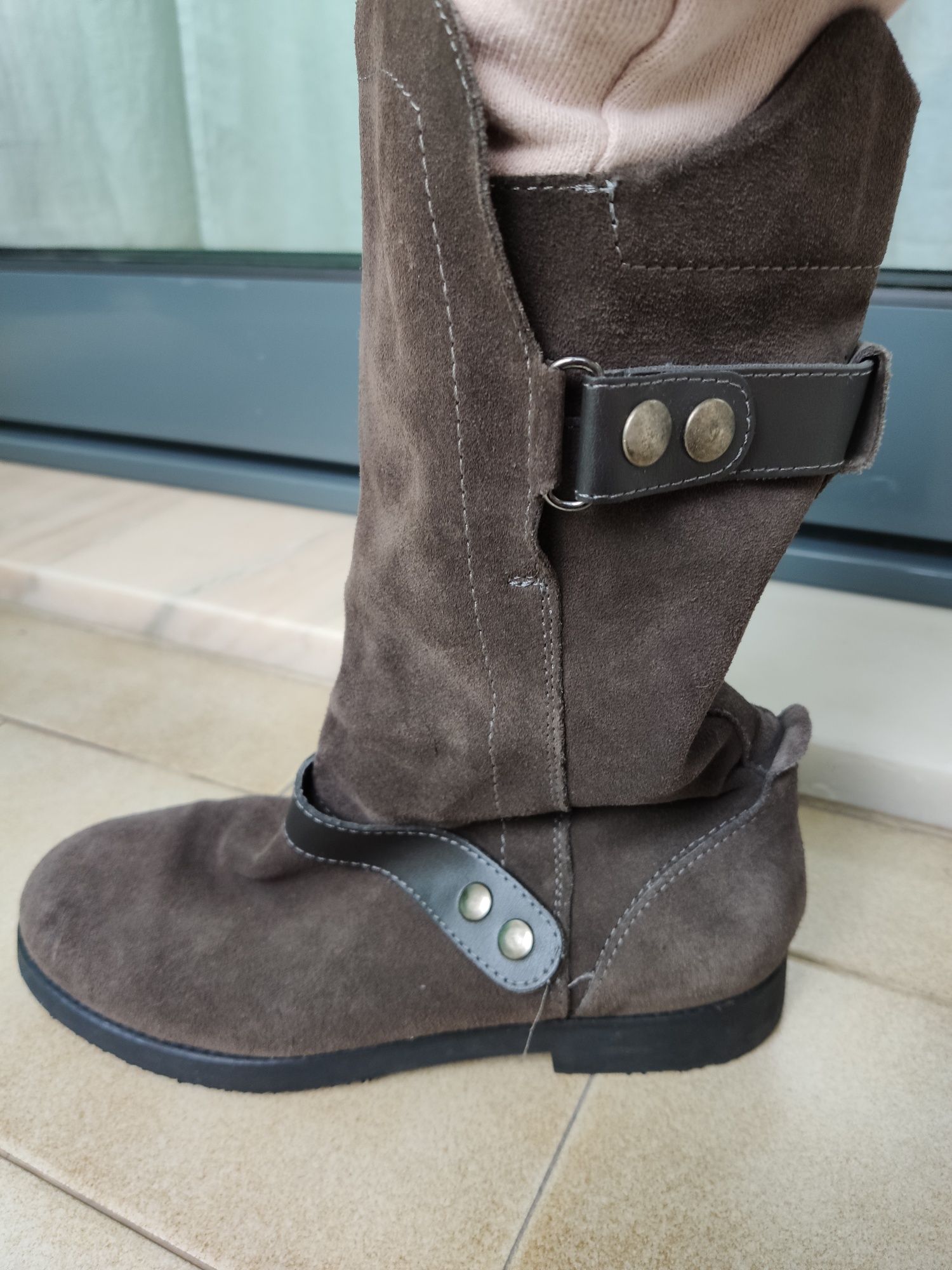 Botas cinza em pele croute