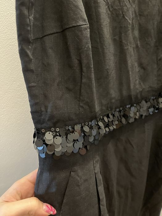 Czarna, elegancka sukienka z koronką i cekinami