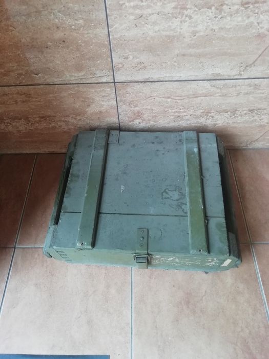 skrzynka wojskowa przypuszczalnie na amunicję pochodzącą z czasów PRL