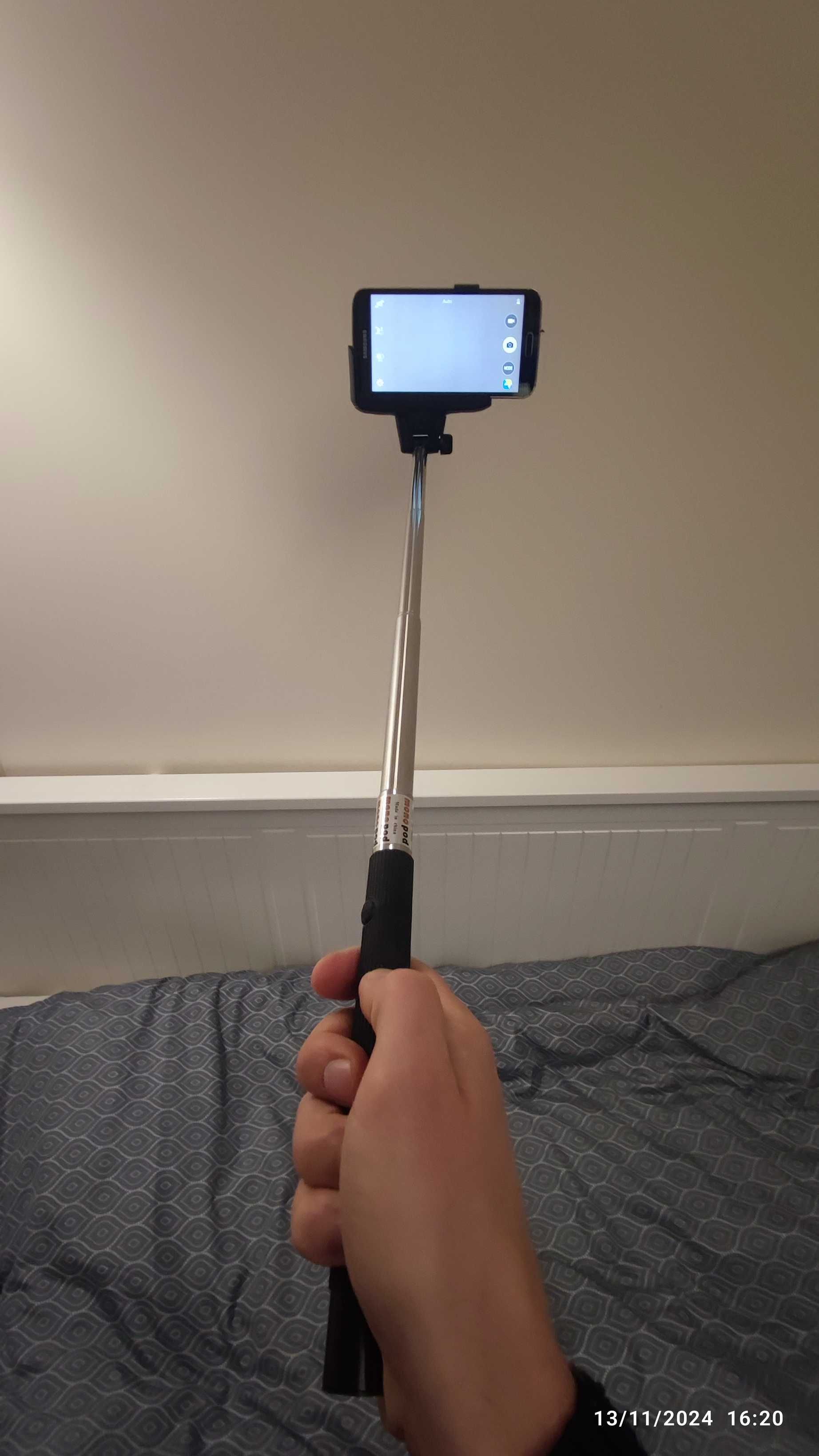 Uszkodzony selfie stick do smartfona / aparatu
