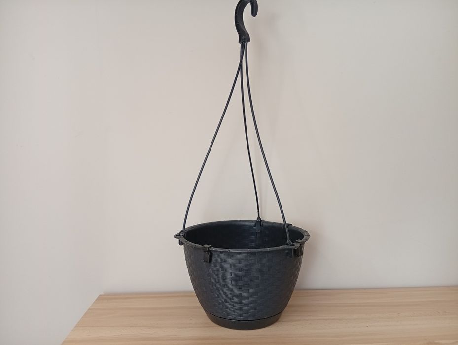 Wisząca donica rattanowa – elegancka i stylowa, do domu i ogro