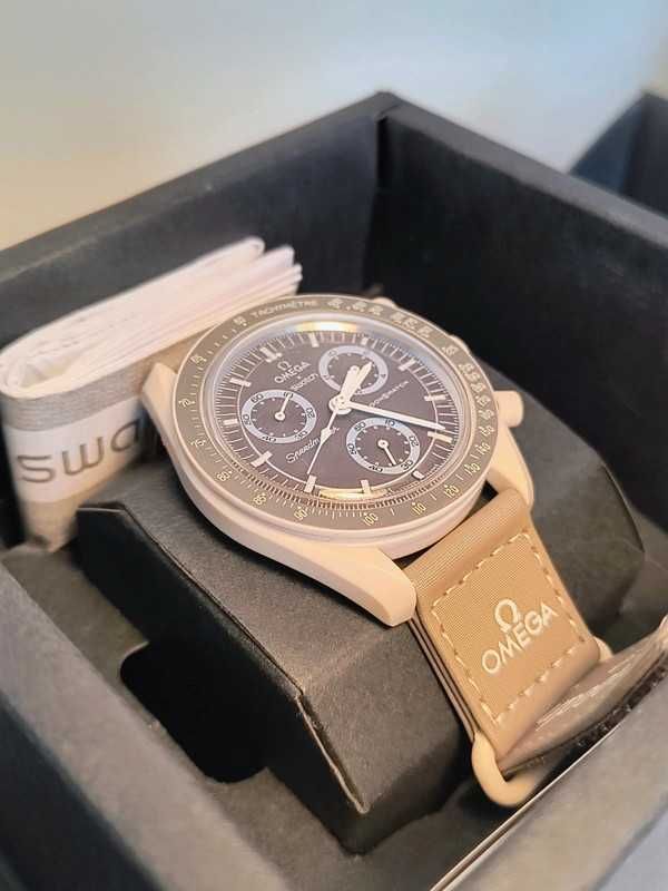 Omega Swatch Desert SO33T103 – Kolekcja Piaskowych Inspiracji