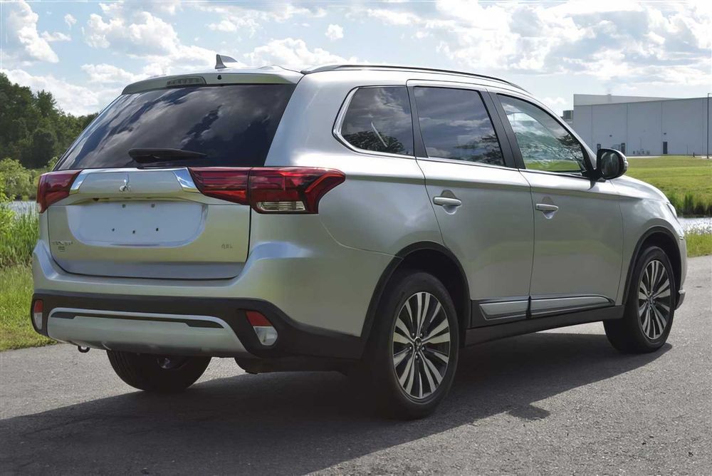 Mitsubishi Outlander      2020