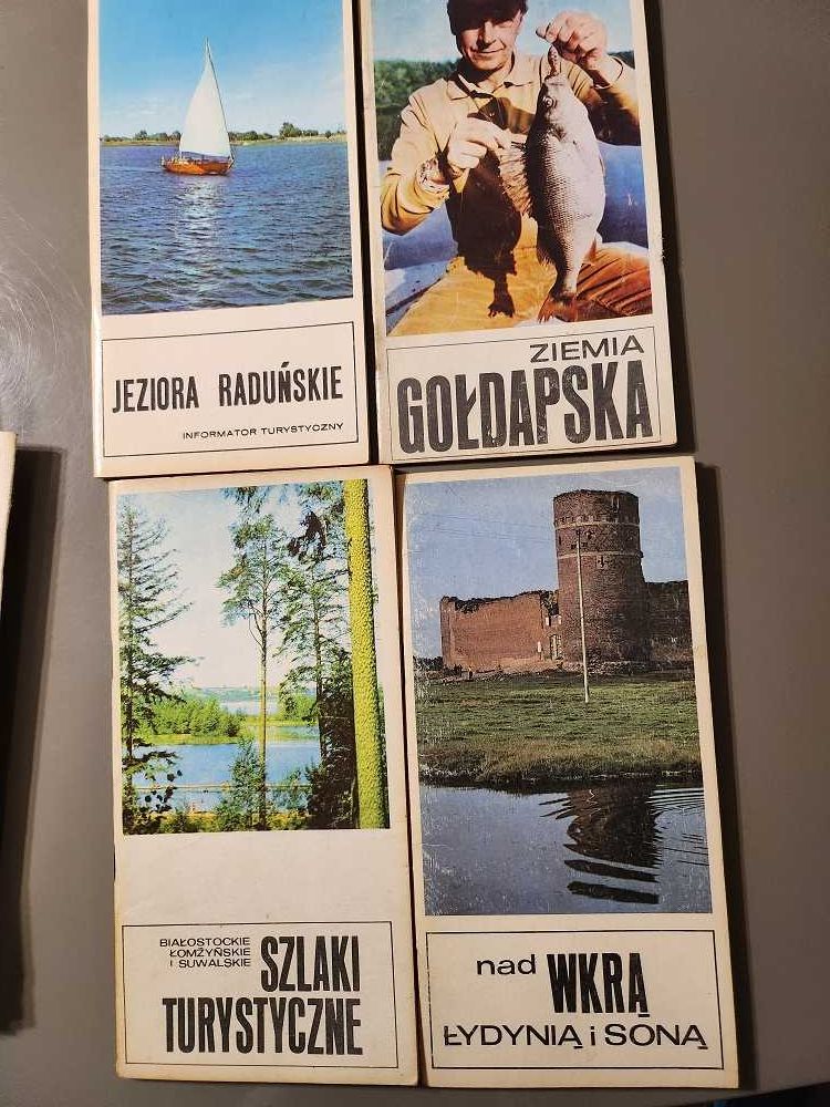 Zestaw 16 unikalnych  informatorów turystycznych z lat 1975 do 1988