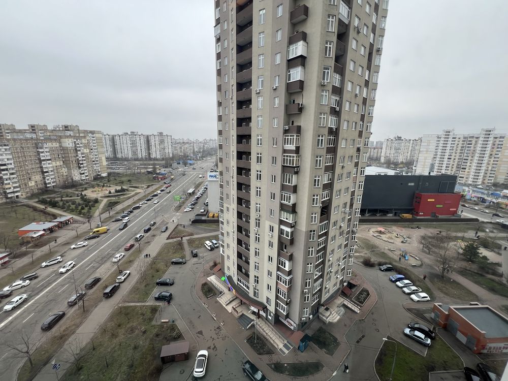 Троєщинські липки, Градинська 3, ТРЦ «Район»