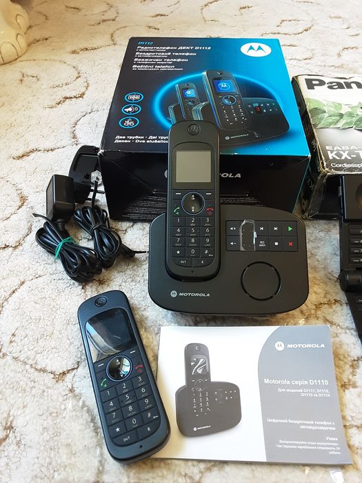 Два радиотелефона Motorola ДЕКТ D1112 и Panasonic KX-T4000