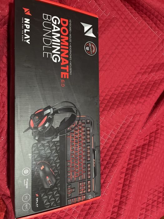 Teclado, rato e fones