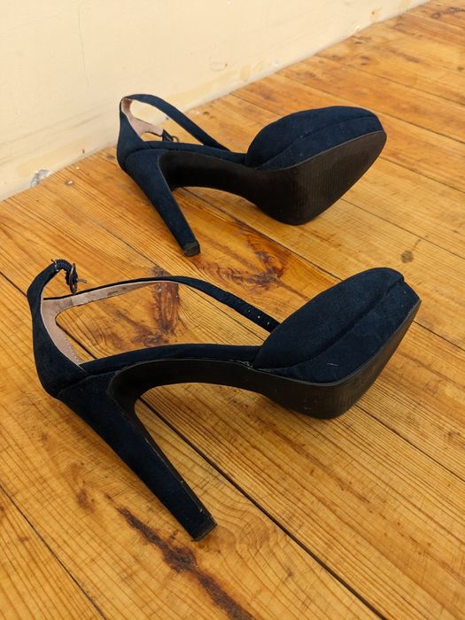 Брендовые туфли женские р. 37 Привезены из Англии.